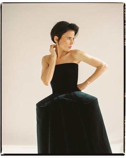 Vestido negro con escote palabra de honor de LOEWE.