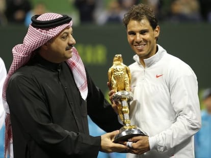 Nadal recibe el trofeo de campeón en Doha.