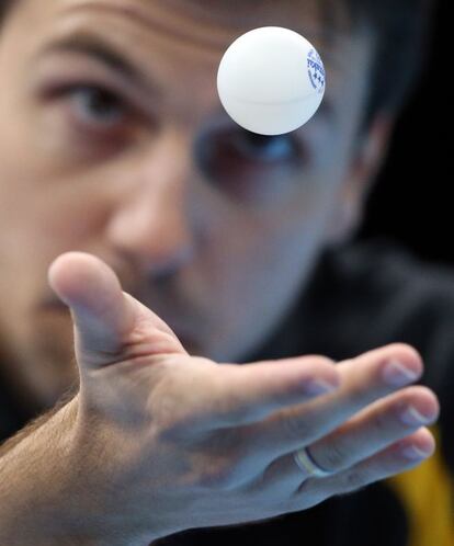 El alemán Timo Boll durante el partido de tenis de mesa contra Leung Chu Yan de Hong Kong.