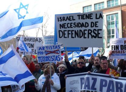 Varios manifestantes muestran su apoyo a Israel ante la embajada de este país en Madrid.