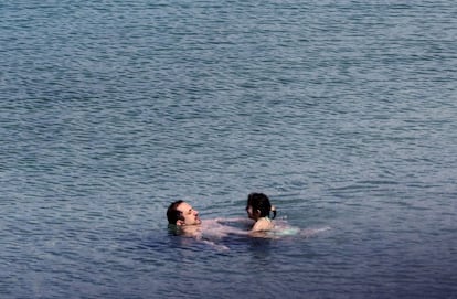 Una familia siria se baña en las aguas del Mediterráneo cerca de la costa de Latakia (Siria), el 18 de marzo de 2016.