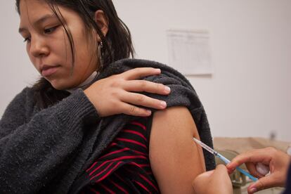 Una mujer recibe la vacuna contra el sarampión en la Alcaldía Benito Juárez de Ciudad de México.