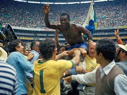 Pelé celebra la victoria de Brasil en el Mundial del 70.