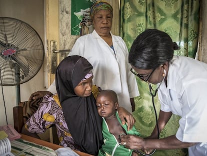 Un niño de dos años y sospechoso de padecer sarampión y neumonía, recibe atención médica en una clínica de Yola, en el Estado de Adamawa, al noreste de Nigeria.