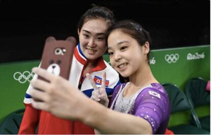 Fue una de las imágenes más icónicas de los pasados Juegos de Río. Dos gimnastas, una surcoreana, Lee Eun-Ju (derecha), y otra norcoreana, Hong Un-Jong (izquierda), sonríen mientras se hacen un 'selfie', completamente ajenas a la tensión política entre sus países.