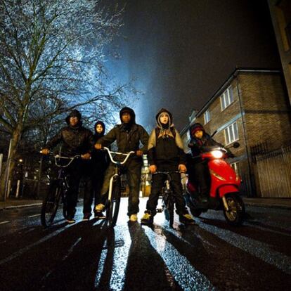 Personajes de <i>Attack the block</i>, película del realizador británico Joe Cornish ambientada en un barrio de Londres.