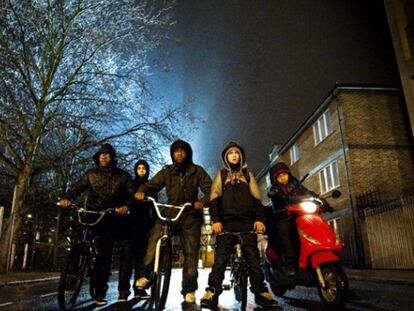 Personajes de <i>Attack the block</i>, película del realizador británico Joe Cornish ambientada en un barrio de Londres.