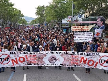 Manifestaci&oacute;n en Barcelona contra el Tratado de Comercio e Inversiones UE-EEUU.