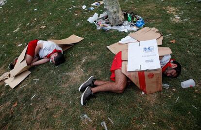 Dos personas duermen sobre el césped, el pasado domingo, 9 de julio de 2017.