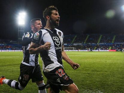 Coke celebra su gol al Getafe, perseguido por Bardhi.