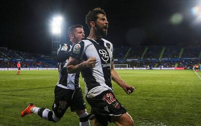 Coke celebra su gol al Getafe, perseguido por Bardhi.