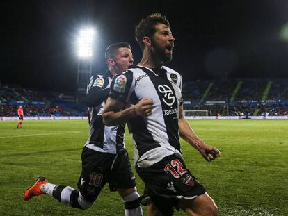 Coke celebra su gol al Getafe, perseguido por Bardhi.