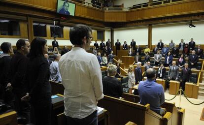 Todos los grupos han guardado un minuto de silencio en el Parlamento vasco.