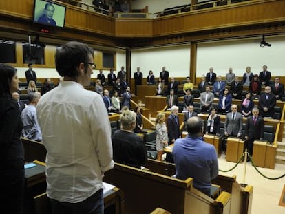 Todos los grupos han guardado un minuto de silencio en el Parlamento vasco.