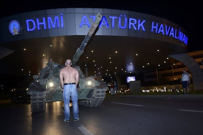 Un hombre impide el paso de un tanque del ejército turco a la entrada del aeropuerto de Atatürk, en Estambul. 