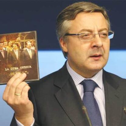 Blanco muestra el dvd &#39;La otra tregua&#39;, que retrata la gestión del PP en 1998.