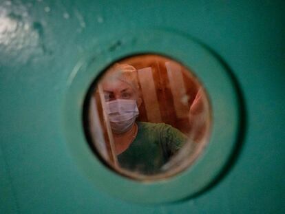 Años atrás, los habitantes de Svitlodarsk, en Donetsk (Ucrania), acudían a los hospitales del interior de la región. Ahora, la pandemia provoca que los pacientes del interior sean trasladados cerca del frente.