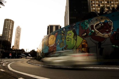 Grafite feito em muro na Avenida 23 de maio. Algumas pinturas já foram feitas nesse local e apagadas em seguida pela Prefeitura.