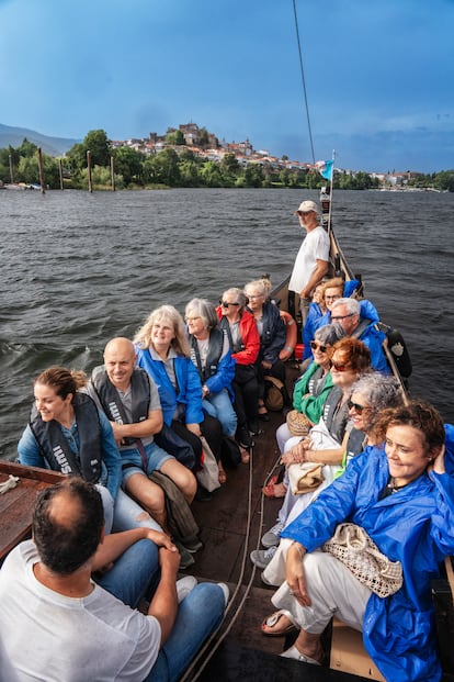 Recorrido en barco por el río Miño. Al fondo, la ciudad de Tui. Esta localidad, en colaboración con su vecina Valença (Portugal), está potenciando el turismo fluvial.