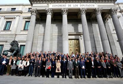 Diputados de distintos grupos frente al Congreso.