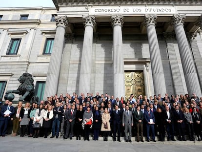 Diputados de distintos grupos frente al Congreso. 