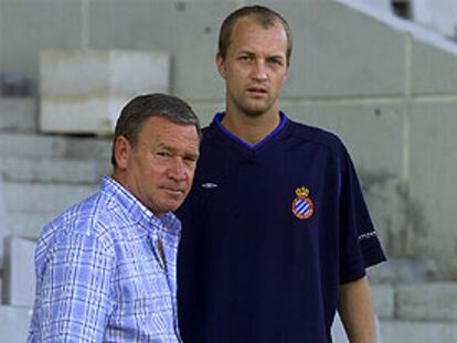 Javier Clemente y Jordi Cruyff, durante su conversación para El PAÍS en Montjuïc.