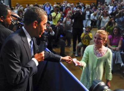 Barack Obama entrega una nota a Kennedy Corpus.