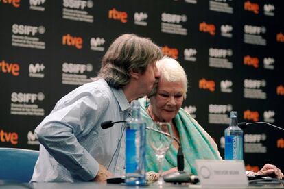 El director inglés Trevor Nunn besa a la actriz Judi Dench durantrueda de prensa del festival.