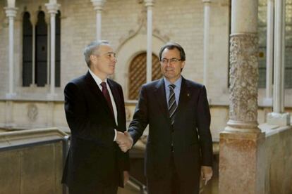 Pere Navarro, primer secretario del PSC, con el presidente Artur Mas en el Palau de la Generalitat.