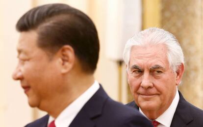 O presidente chinês, Xi Jinping, com Rex Tillerson em segundo plano.