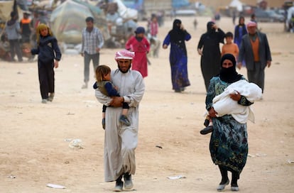 Displaced Syrians, who fled the countryside surrounding the Islamic State (IS) group stronghold of Raqa, arrive at a temporary camp in the village of Ain Issa on April 28, 2017. / AFP PHOTO / DELIL SOULEIMAN