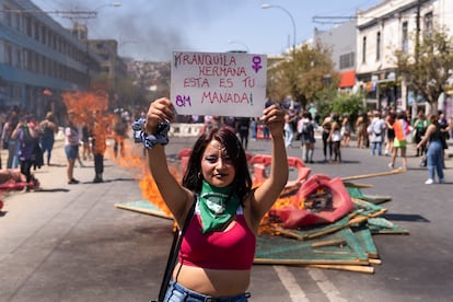 Una mujer sostiene un cartel en la marcha de Valparaíso (Chile).