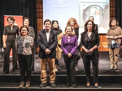 Foto de familia del acto celebrado en el Instituto Cervantes. En segunda fila, desde la izquierda, Aitana Sánchez-Gijón, Carmen Linares, Lita Cabellut, Gioconda Belli, Cristina Iglesias, Laura Restrepo y María Vallet-Regí. Delante, Genoveva Pitarch, Luis García Montero, Nadia Calviño, Carmen Noguero y Maruja Torres.