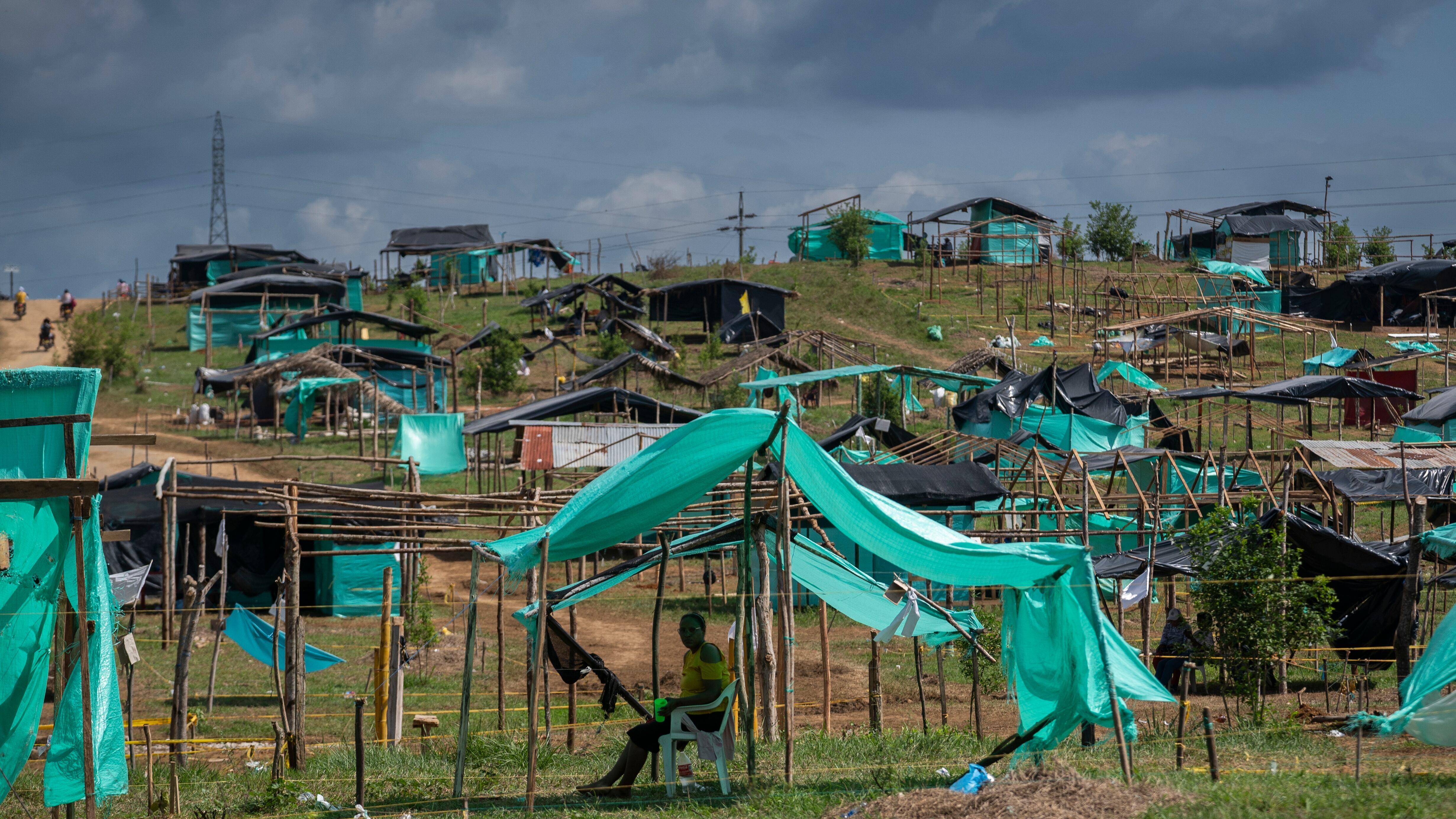 Habitantes de la invasión en la hacienda Santa Helena, el 6 de mayo del 2024 en Caucasia, Colombia.