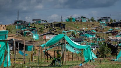 Tiendas y estructuras de la invasión en la finca Santa Helena, el 6 de mayo en Caucasia (Colombia).