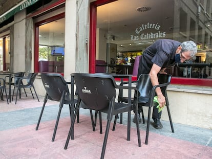Un hostelero desinfecta el mobiliario de la terraza de su establecimiento en la Plaza del Pilar de Zaragoza, este martes.