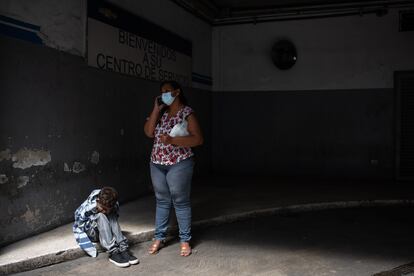 Yohelys Céspedes con su hijo Angel antes de ingresarlo al hospital. 