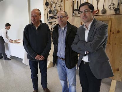 Desde la derecha, Aizega, Izagirre y Garitano, en el acto de firma del acuerdo.