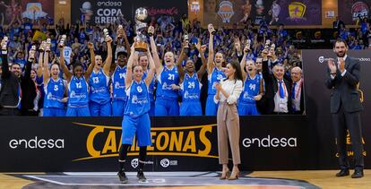 Silvia Domínguez alza la Copa en presencia de SM la Reina Letizia