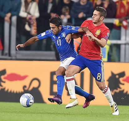 Eder (i) de Italia disputa el balón con Koke (d) de España.