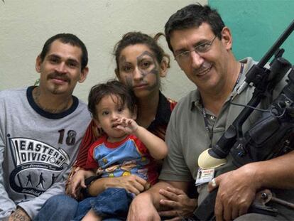 Christian Poveda, a la derecha, junto a Banbán -un jefe de la mara La 18-, la chica de éste, La Liro, y su hijo.