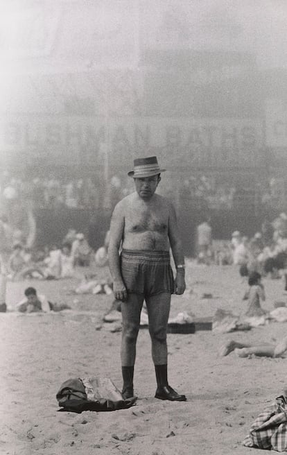 Hombre con sombrero, bañador, calcetines y zapatos, Coney Island, N.Y. 1960