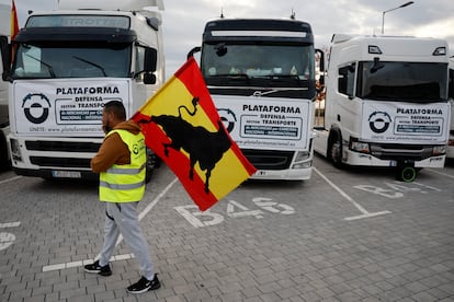 Camiones de la Plataforma Nacional en Defensa del Sector del Transporte, estacionados en el aparcamiento del estadio Metropolitano de Madrid este lunes.