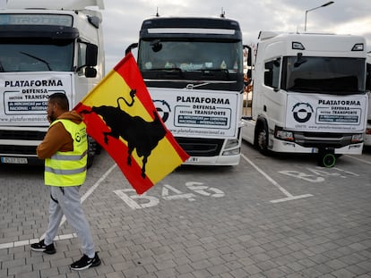 Camiones de la Plataforma Nacional en Defensa del Sector del Transporte, estacionados en el aparcamiento del estadio Metropolitano de Madrid este lunes.
