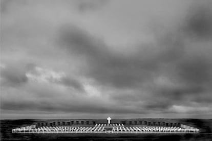 Las cruces del cementerio de Darwin donde están enterrados los soldados argentinos fallecidos en la guerra de las Malvinas.