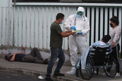 Personal médico atiende a un paciente contagiado de covid-19 en el hospital San Juan de Dios de la Ciudad de Guatemala