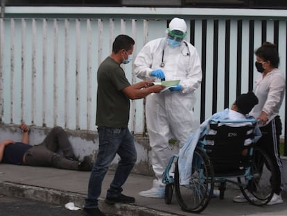 Personal médico atiende a un paciente contagiado de covid-19 en el hospital San Juan de Dios de la Ciudad de Guatemala