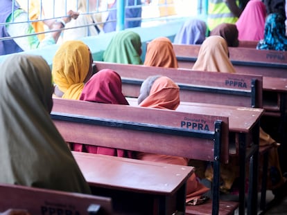 Alumnas en una escuela de un campo de desplazados de Abuya (Nigeria), en diciembre de 2022.