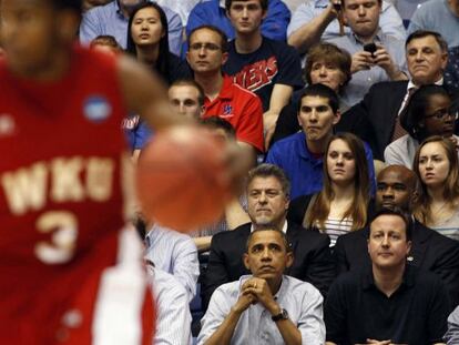 Obama y Cameron durante el partido de la NCAA entre Mississipi y Kentucky