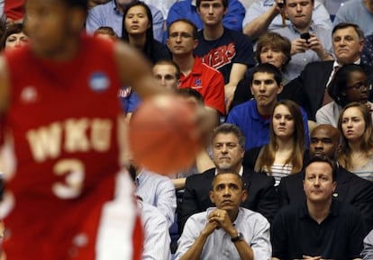 Obama y Cameron durante el partido de la NCAA entre Mississipi y Kentucky